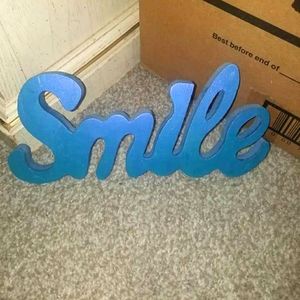 Smile colorshifting sign